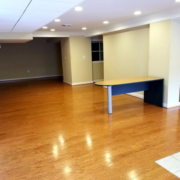 More Photos Of 7307 Highland St, Springfield Light Distribution For Lease