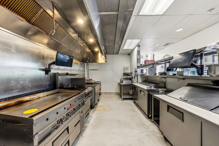 More Photos Of 465 N Fairfax Ave, Los Angeles Fast Food For Lease