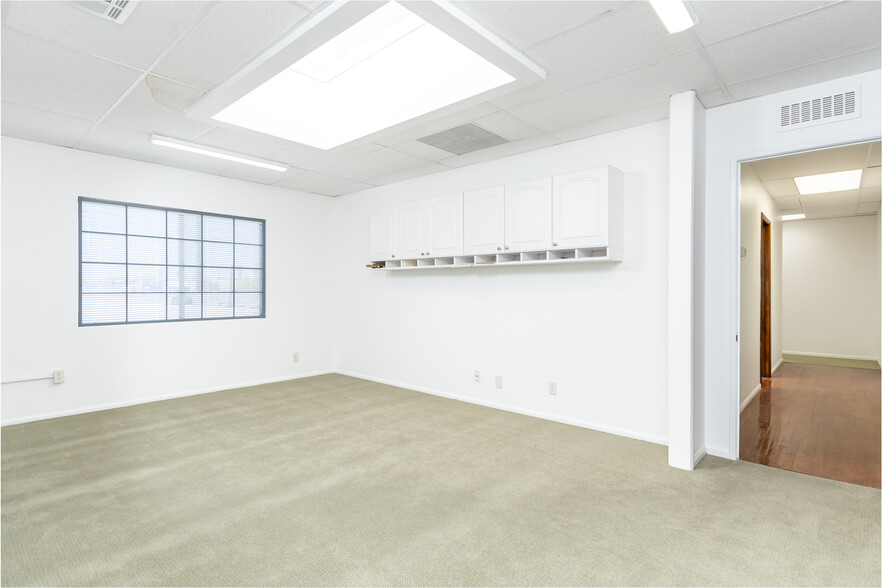 More Photos Of 3220 W Burbank Blvd, Burbank Warehouse For Lease