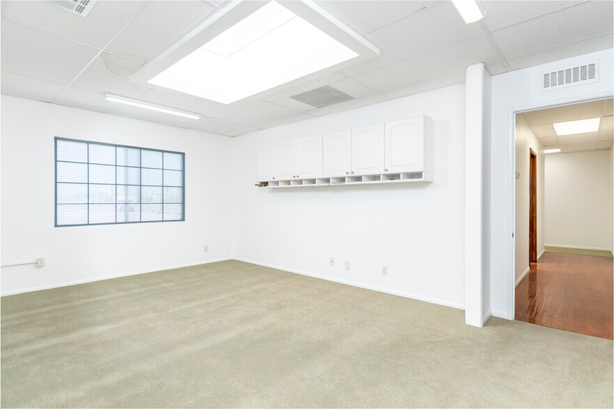 More Photos Of 3220 W Burbank Blvd, Burbank Warehouse For Lease