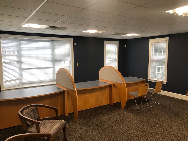 More Photos Of 156 E Market St, Martinsville Office Residential For Lease