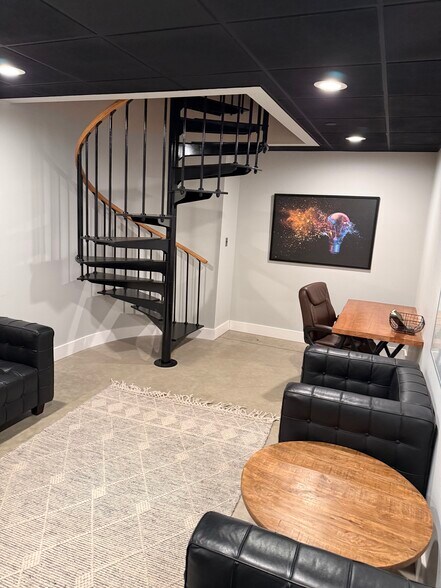 More Photos Of 23689 Industrial Park Dr, Farmington Hills Flex For Lease