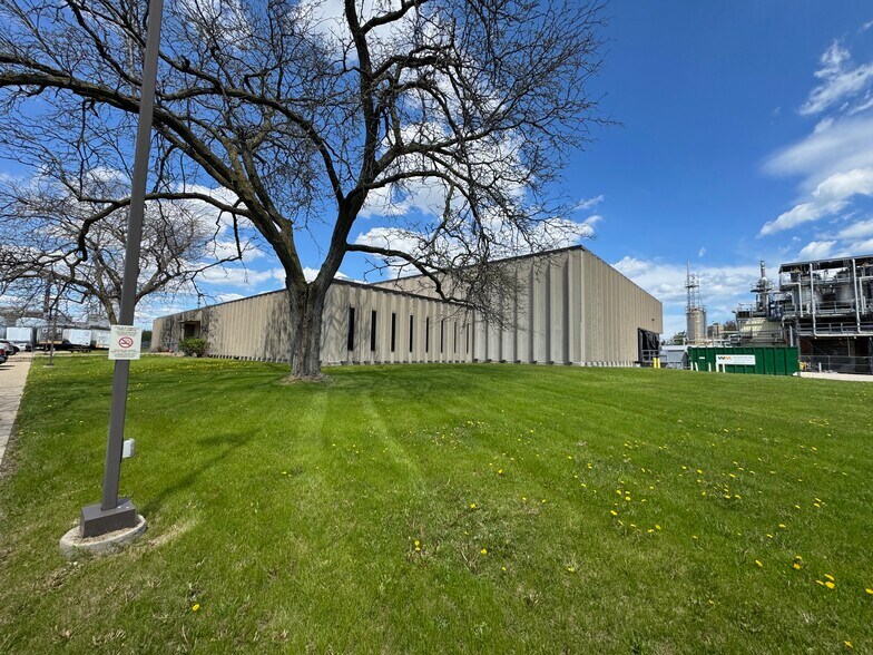 More Photos Of 3940 Porett Dr, Gurnee Manufacturing For Sale