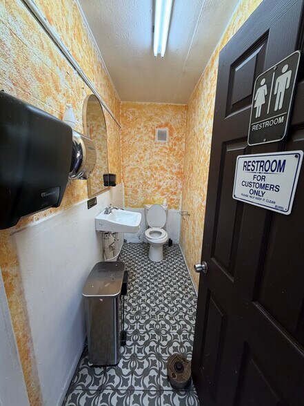 More Photos Of 1701 E Houston St, San Antonio Restaurant For Lease