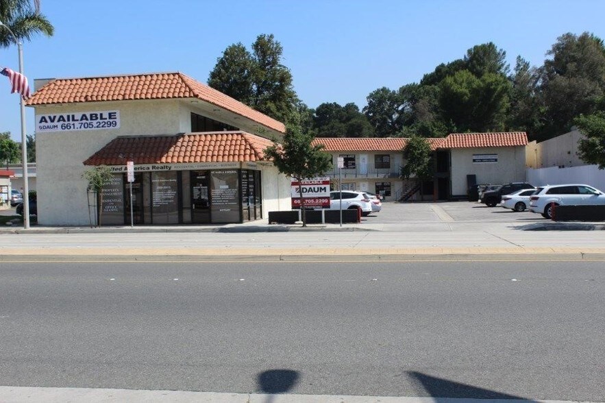 More Photos Of 22916 Lyons Ave, Santa Clarita Storefront Retail Office For Lease