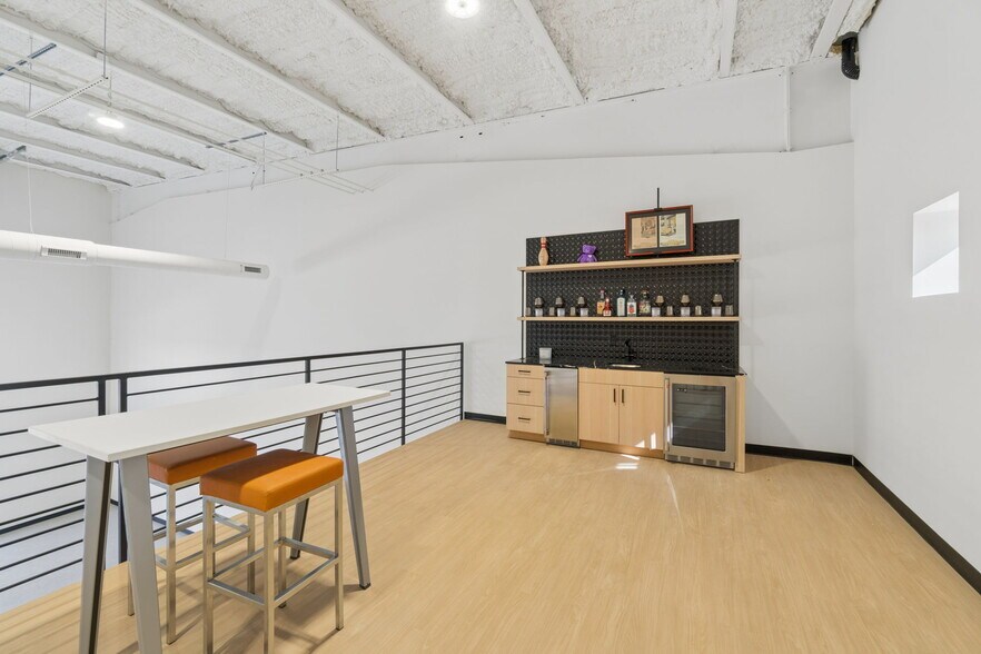 More Photos Of 7700 Broadway Ext, Oklahoma City Light Distribution For Sale
