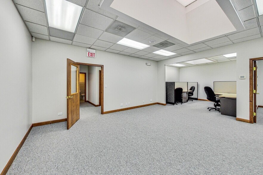 More Photos Of 28085 N Ashley Cir, Libertyville Medical For Lease