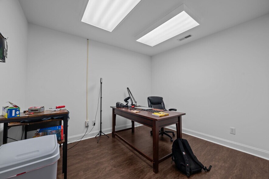 More Photos Of 125 Oakmont Dr, Greenville Office For Sale