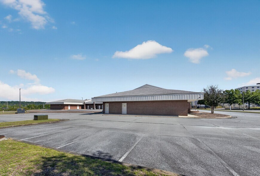 More Photos Of 500 18th St, Columbus Medical For Lease