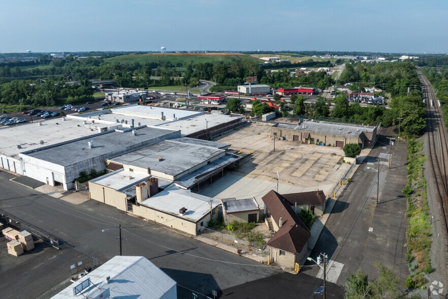 More Photos Of 806 W Broad St, Palmyra Flex For Sale