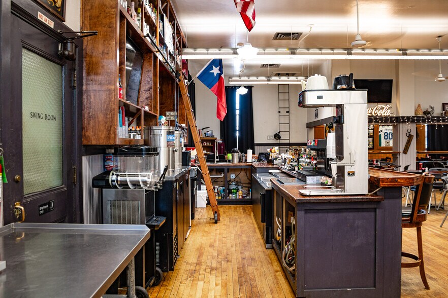 More Photos Of 302 S Magnolia St, Hearne Restaurant For Sale