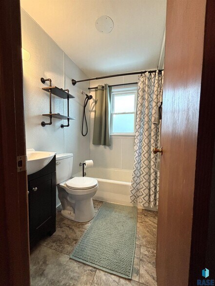 More Photos Of 118 N Broadway Ave, Miller General Retail For Sale