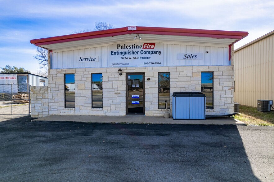 More Photos Of 5424 W Oak St, Palestine Showroom For Lease