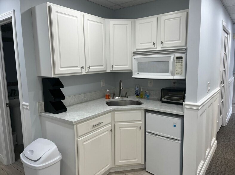 More Photos Of 39 Mill Plain Rd, Danbury Loft Creative Space For Lease