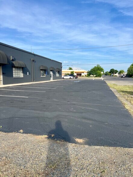 More Photos Of 1505-1507 W 18th St, Merced Warehouse For Lease