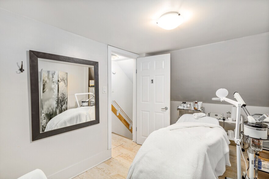 More Photos Of 2032 34th Ave SW, Calgary Office For Sale