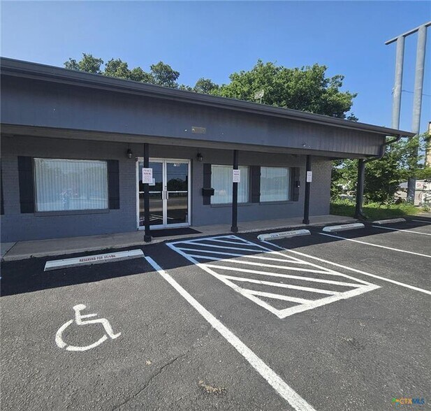 More Photos Of 700 E Polk St, Burnet Office Residential For Sale