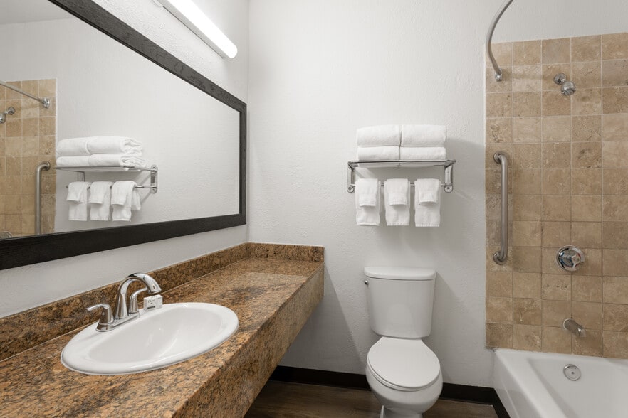 More Photos Of 631 Camino del Rio S, San Diego Hotel For Sale