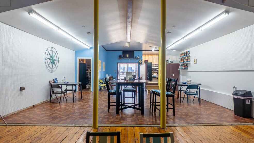 More Photos Of 385 Main St, Mammoth Spring General Retail For Sale