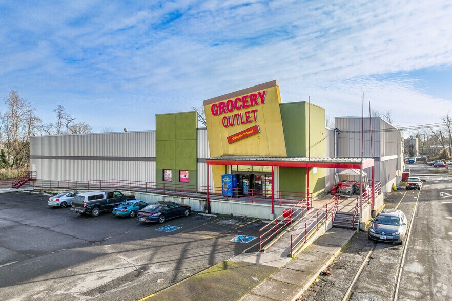 More Photos Of 299 D St NE, Salem Supermarket For Lease