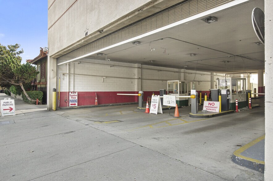 More Photos Of 988 N Hill St, Los Angeles General Retail For Sale