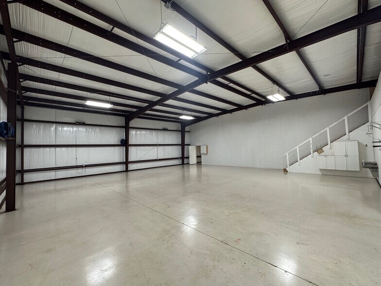 More Photos Of 6679 Treeland Ave, Largo Warehouse For Lease