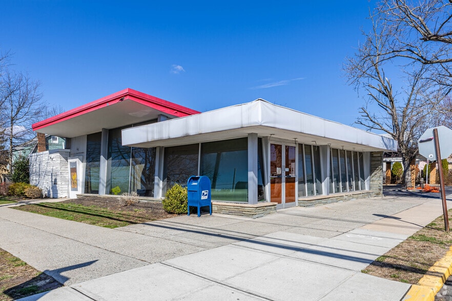 Primary Photo Of 470 Kenilworth Blvd, Kenilworth Bank For Lease