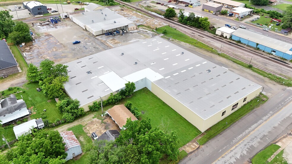 More Photos Of 102 S Main St, Mountain Grove Warehouse For Lease