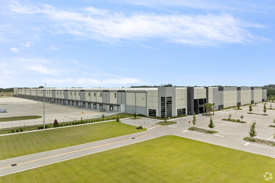 More Photos Of 700 S Kings Hwy, Fort Pierce Distribution For Lease