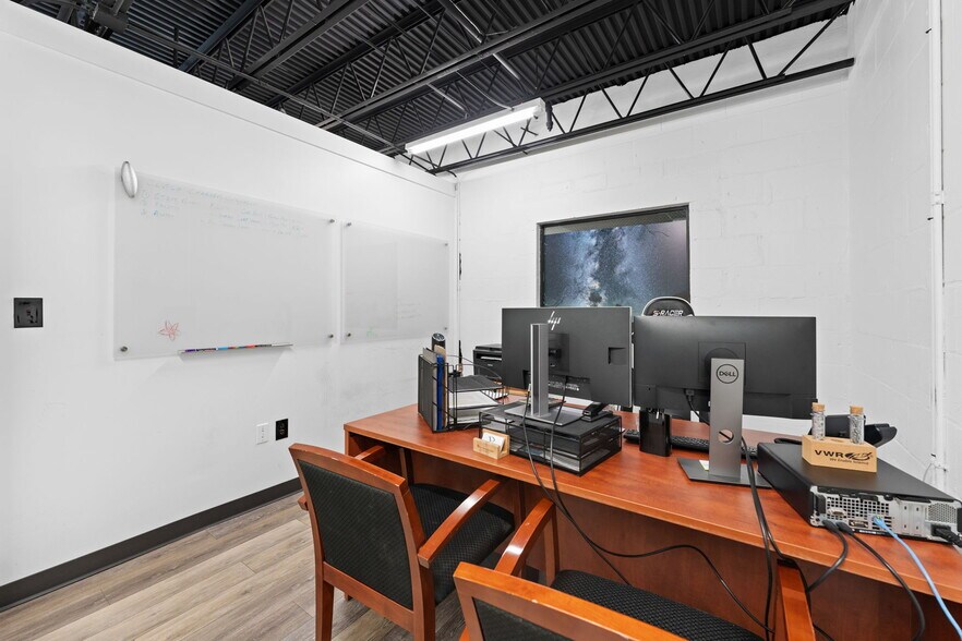 More Photos Of 7490 N 30th Ave, Saint Petersburg Showroom For Sale