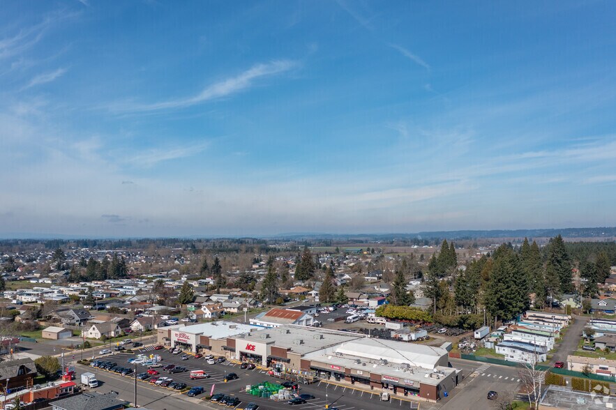 More Photos Of 107 Robbins St, Molalla Unknown For Lease