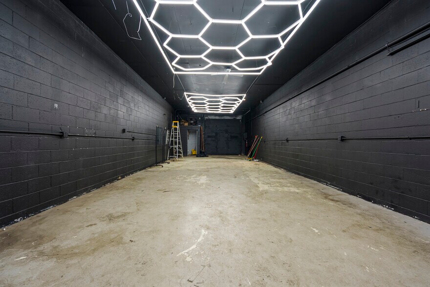 More Photos Of 1006 W 14 Mile Rd, Clawson Storefront For Lease