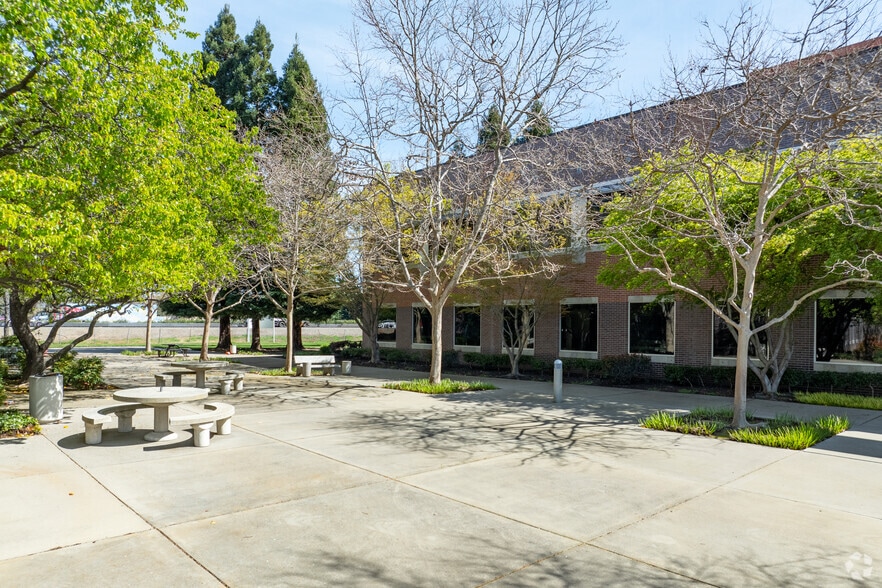 More Photos Of 2730 Gateway Oaks Dr, Sacramento Office For Lease
