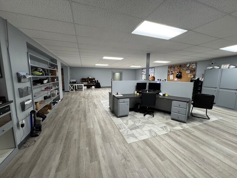 More Photos Of 706 N Perry St, Palestine General Retail For Sale