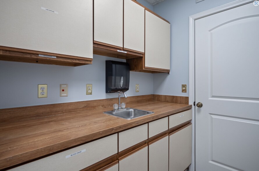 More Photos Of 940 W Avon Rd, Rochester Hills Medical For Lease