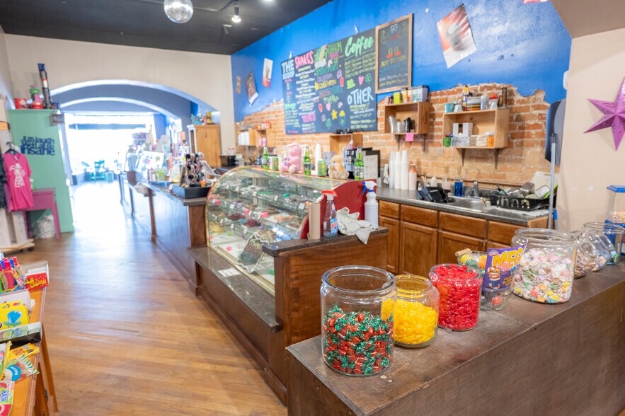 More Photos Of 104 E Alamo St, Brenham Storefront Retail Residential For Sale