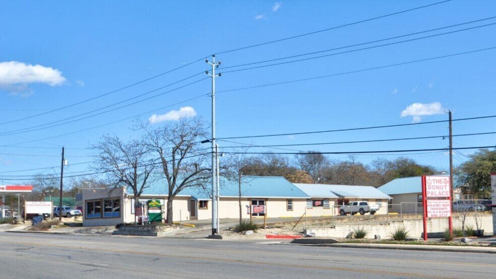 More Photos Of 843 Sidney Baker St, Kerrville Office For Lease