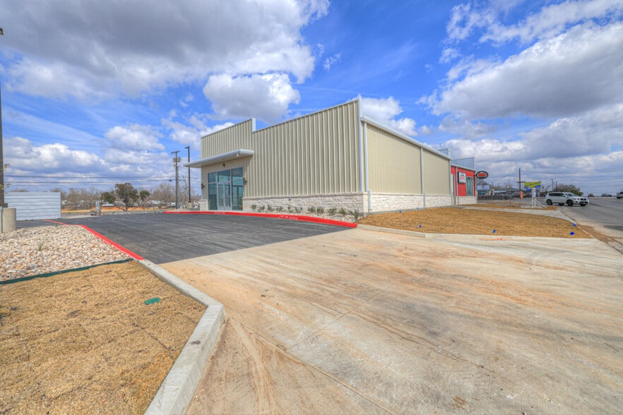 More Photos Of 596 S Business Ih 35, New Braunfels Freestanding For Lease