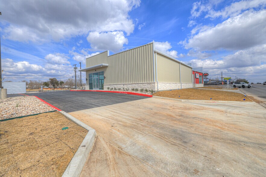 More Photos Of 596 S Business Ih 35, New Braunfels Freestanding For Lease