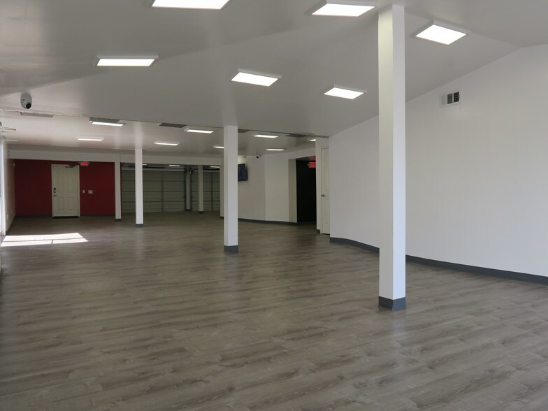 More Photos Of 5818 Southwest Fwy, Houston Showroom For Sale