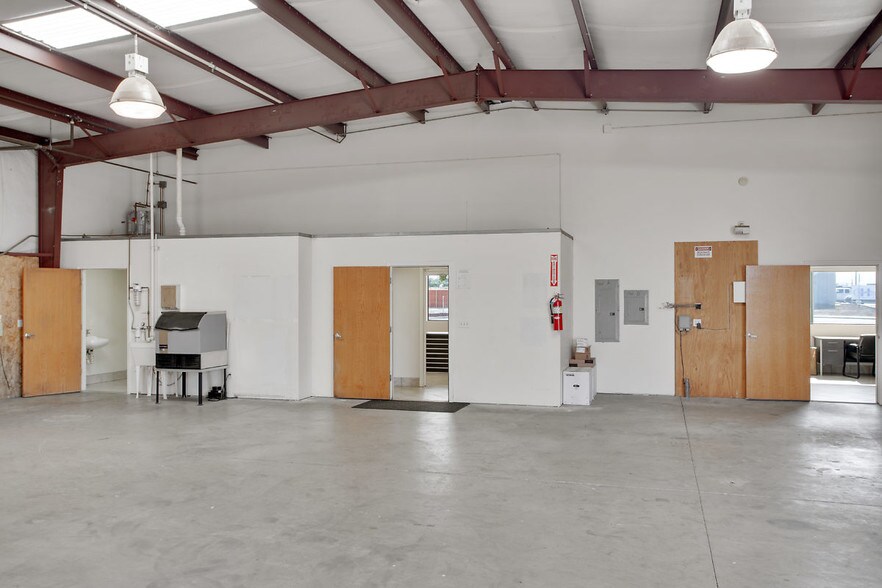 More Photos Of 138 Coremark Ct, Bakersfield Service For Lease