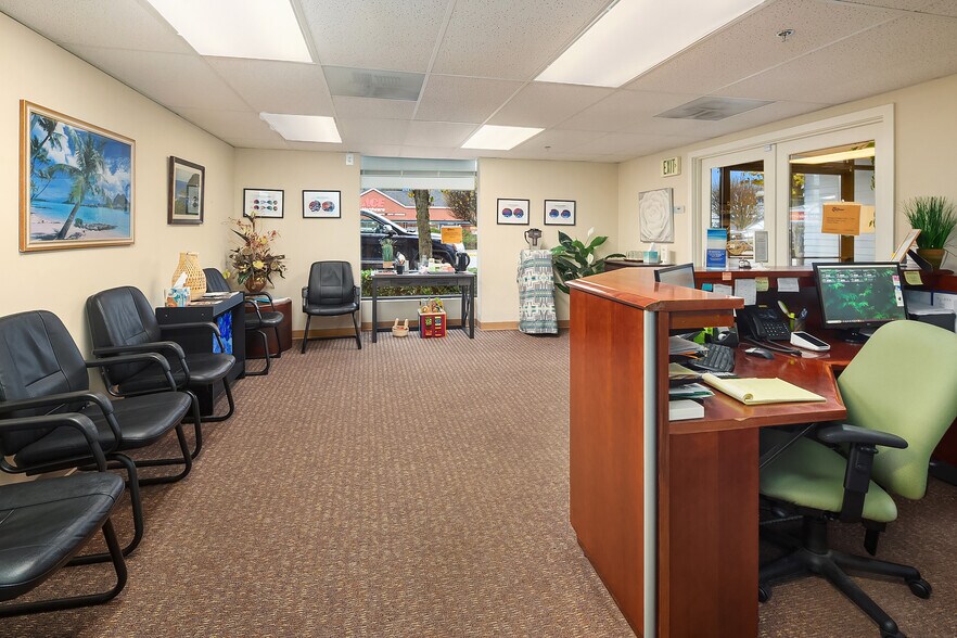 More Photos Of 504 Holly Dr, Edmonds Office For Sale