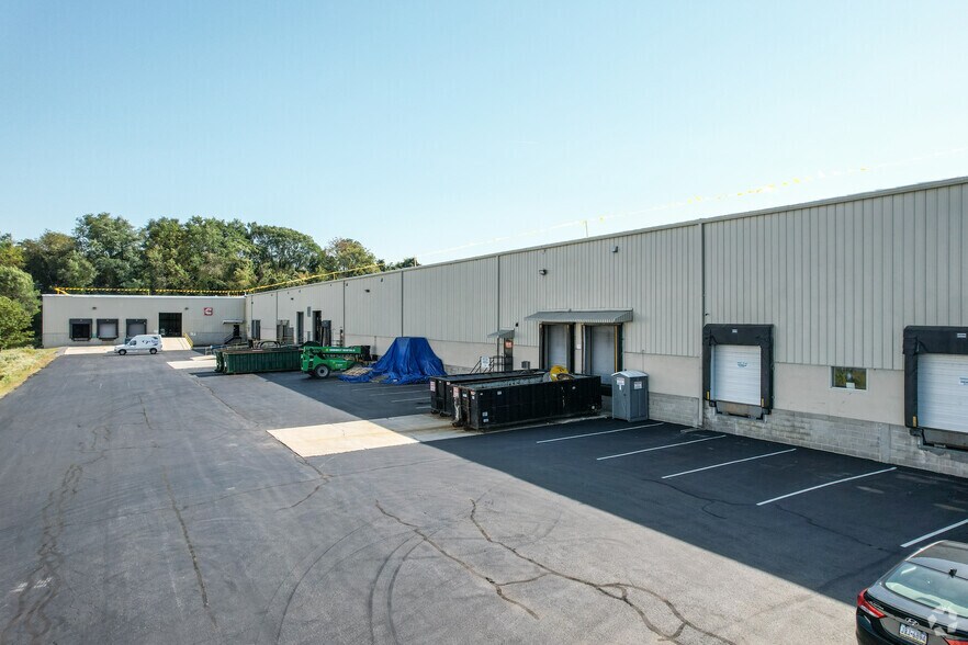 More Photos Of 1549 Bobali Dr, Harrisburg Distribution For Lease
