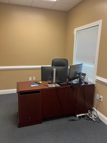 More Photos Of 172 Linden Dr, Winchester Office For Sale