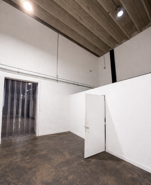More Photos Of 11441 SW 208th Dr, Miami Warehouse For Lease