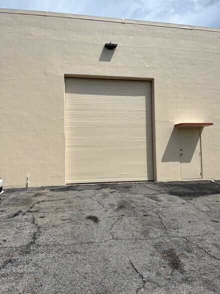 More Photos Of 1205-1421 Hill Ave, Mangonia Park Warehouse For Lease