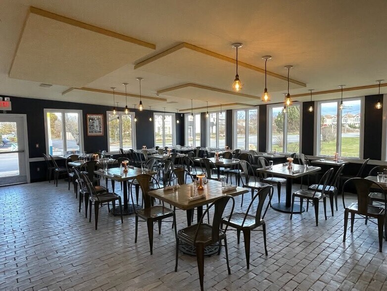 More Photos Of 17 S Edison St, Montauk Freestanding For Lease
