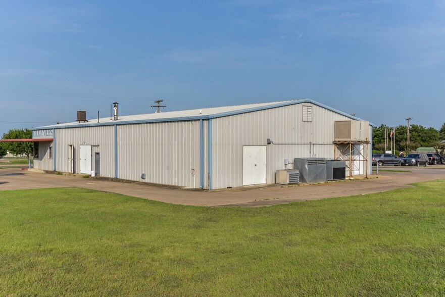 More Photos Of 124 Faircrest Dr, Cleburne Freestanding For Lease