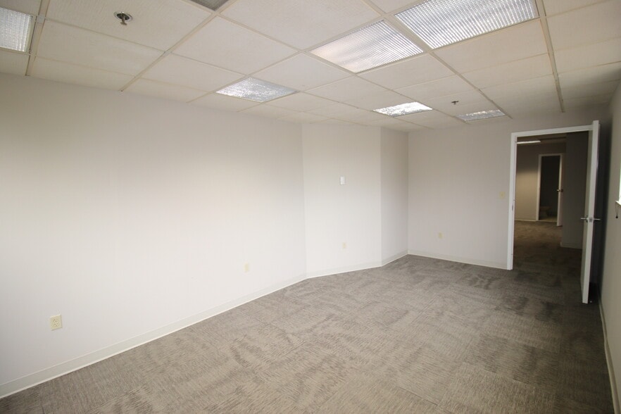 More Photos Of 21495 Ridgetop Cir, Sterling Medical For Lease