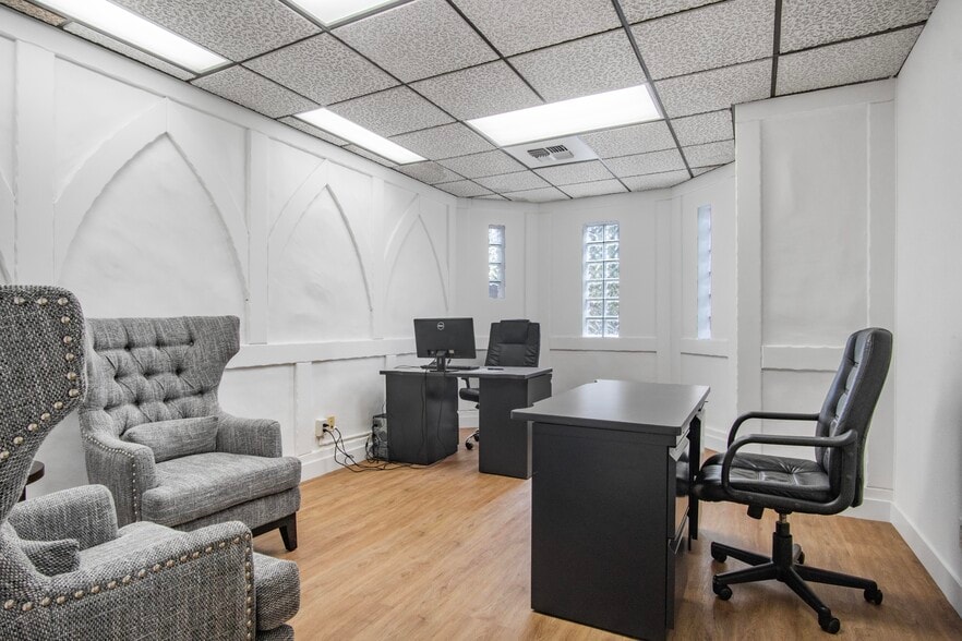 More Photos Of 3099 N Lima St, Burbank Flex For Lease